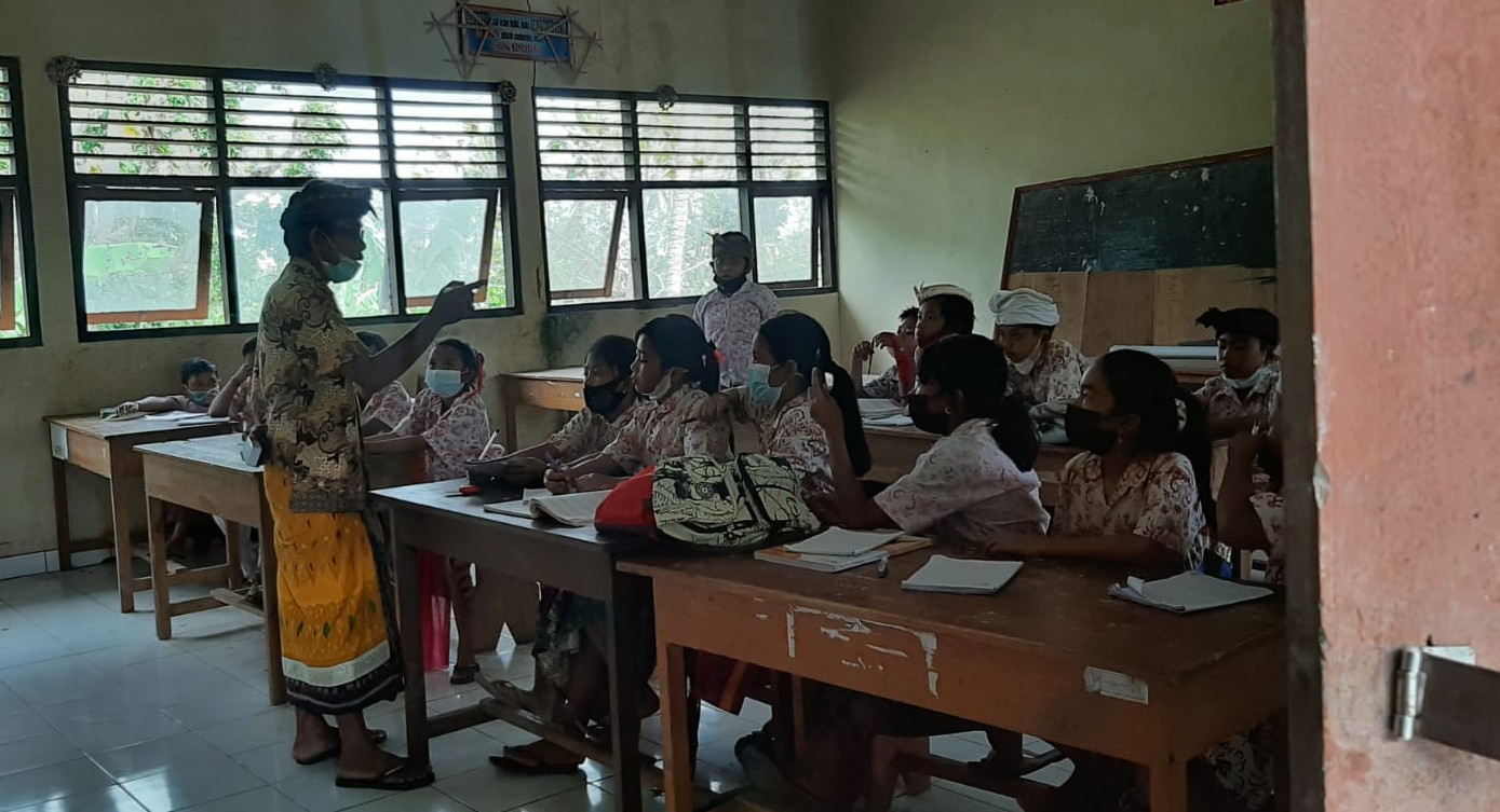 SEMAKIN SEDIKIT SISWANYA: Aktivitas belajar mengajar di sebuah Sekolah Dasar di Kecamatan Nusa Penida. (dewa ayu pitri arisanti)