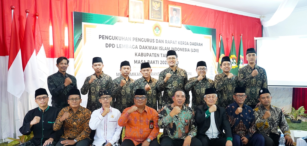 WUJUDKAN HARMONI: Pengurus DPD LDII Tabanan (barisan belakang) bersama para pejabat, tokoh agama, dan tokoh masyarakat di Tabanan, Sabtu (6/12/2025).