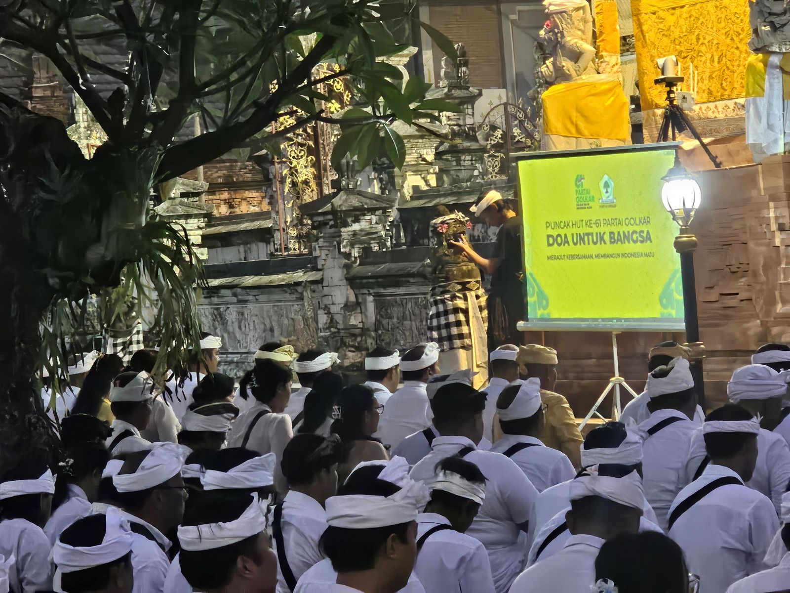RAYAKAN HUT: Kader Golkar Bali gelar doa bersama untuk bangsa di Pura Jagatnatha Jumat (5/12) malam