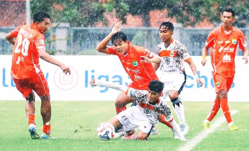 KALAH TIPIS : Laga seru Persekabpas Pasuruan yang mengalahkan Perseden Denpasar (putih) dengan skor 2-1. (Foto IG Perseden Denpasar)