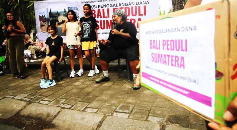 KEBERSAMAAN KOLABORASI UNTUK SUMATRA: Aksi sosial Joni Agung bersama Solidaritas Jurnalis Bali (SJB), wartawan, mahasiswa di halaman timur Lapangan Mandala Renon, Denpasar. (miftahuddin/SJB)