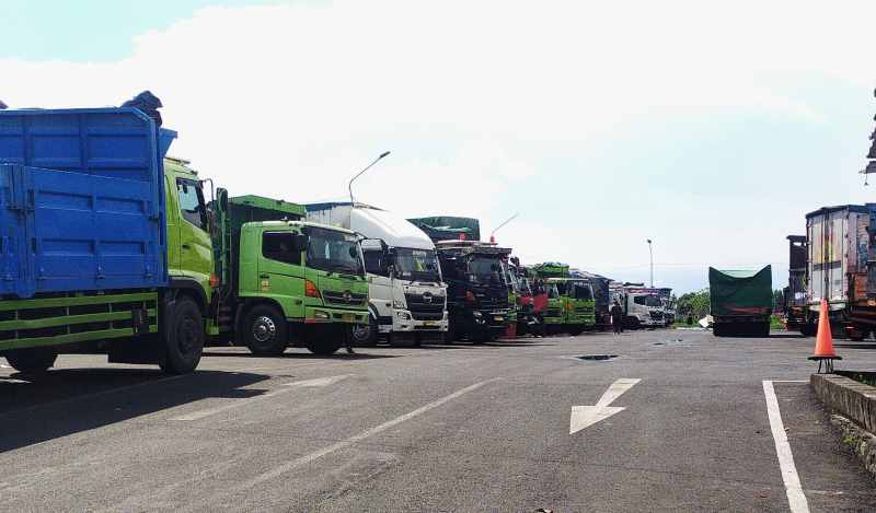 BAKAL SEMAKIN PADAT ANTREAN : Parkir kargo yang akan digunakan untuk parkir kendaraan barang selama pembatasan diberlakukan. (M.Basir/Radar Bali)