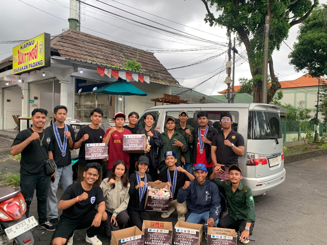 Gerakan Mahasiswa Kristen Indonesia (GMKI) Cabang Denpasar menggelar aksi penggalangan dana untuk korban bencana Sumatera, pada Minggu (7/12/2025).