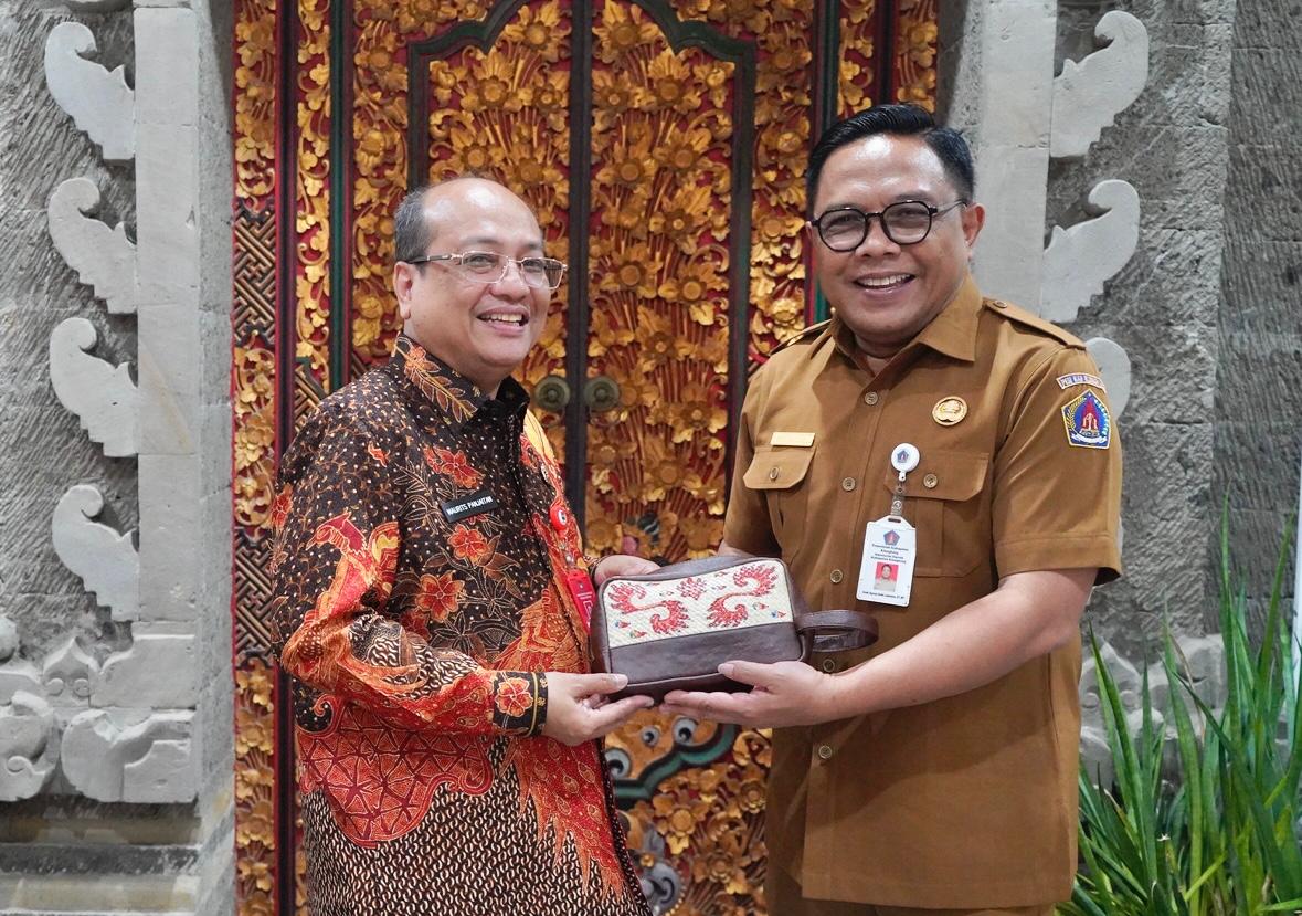 Sekda Klungkung AA Gede Lesmana mewakili Bupati Klungkung membuka Sosialisasi Pengelolaan Transfer ke Daerah di Ruang Vicon Kantor Bupati Klungkung, Senin (8/12/2025).