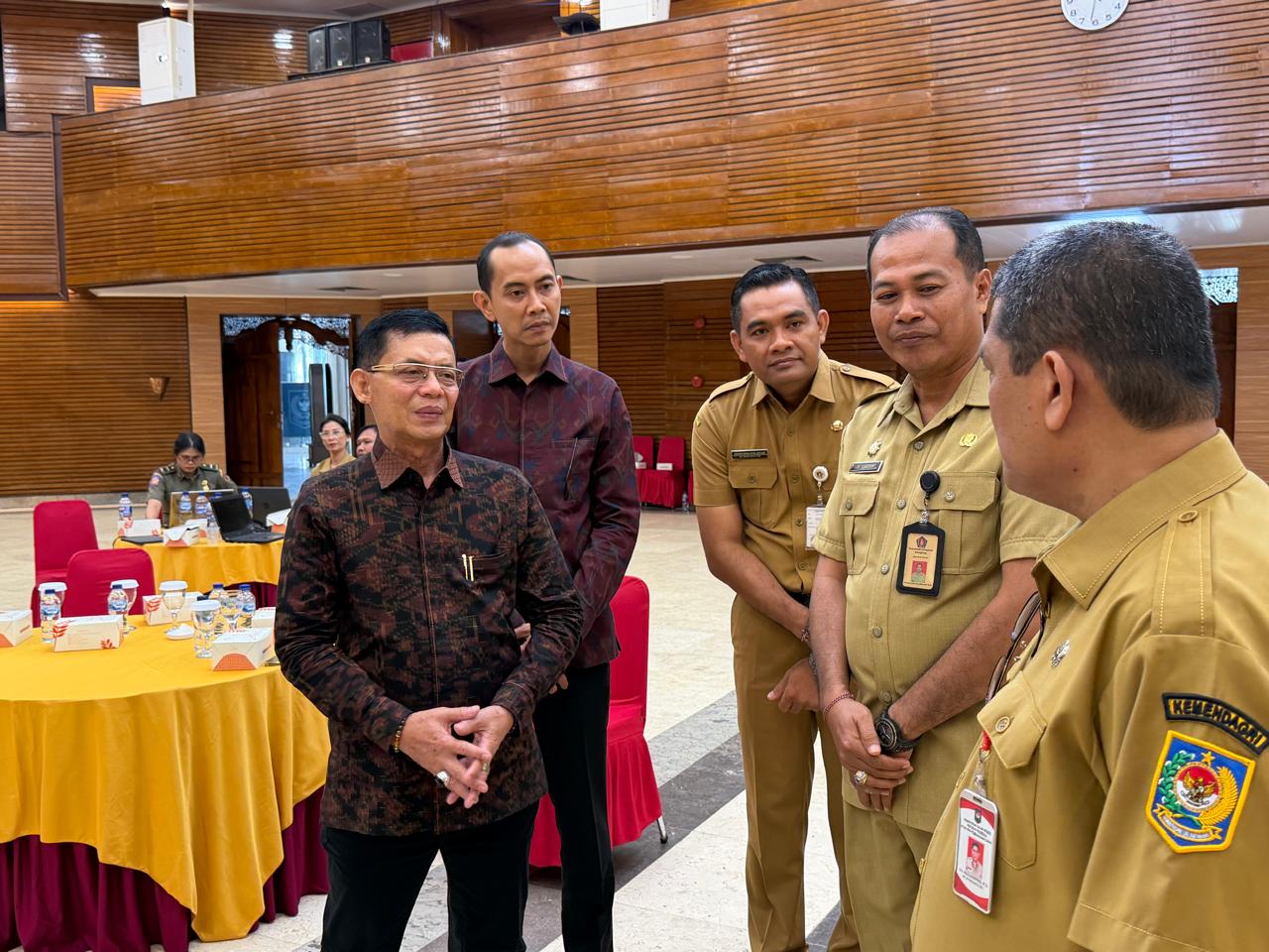 Bupati Klungkung I Made Satria didampingi Wakil Bupati Klungkung, Tjokorda Gde Surya Putra di ruang serba guna Ditjen Bina Pemangunan Daerah Kementerian Dalam Negeri, Jakarta, Senin (8/12).
