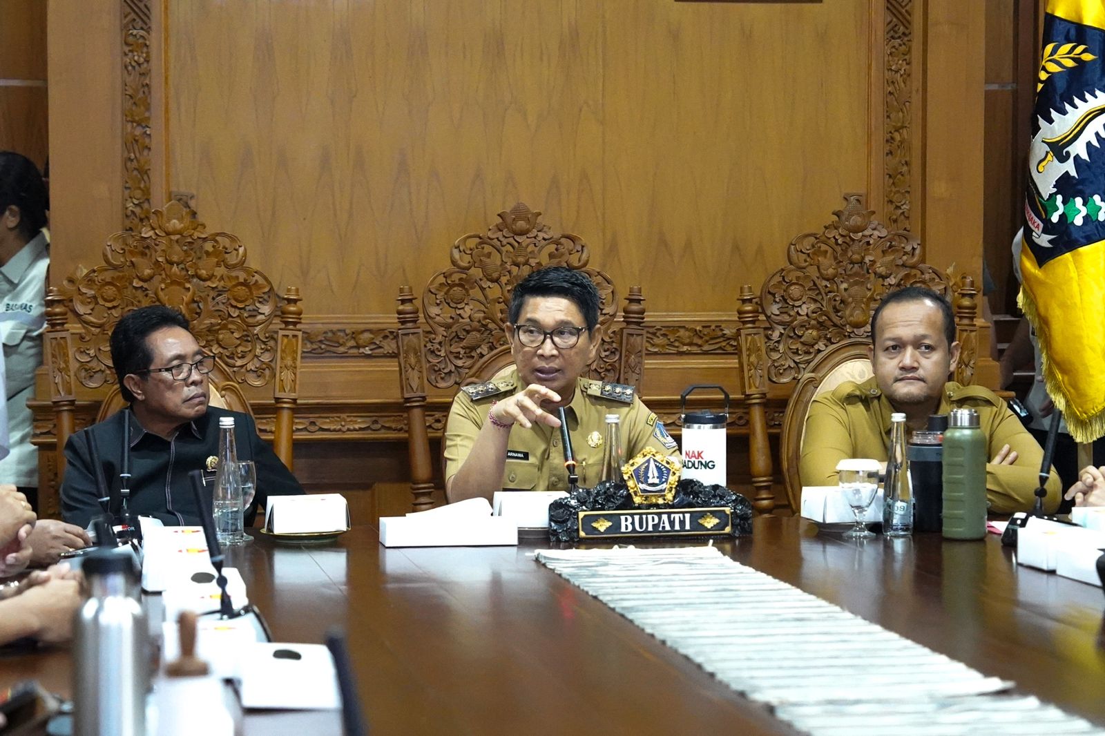 Bupati Badung Wayan Adi Arnawa dan Wabup Bagus Alit Sucipta memimpin Rapat Koordinasi Lintas Sektoral di Ruang Nayaka Gosana I, Puspem Badung, Senin (8/12).