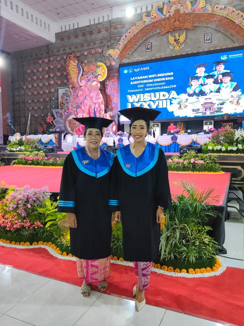 Dr. Dr. Luh Putu Arsih Karnadi, SE., Ak., M.Pd., M.AP Pendiri Yayasan Widya Sentana (kiri) bersama sang putri, Dr. Putu Dina Yuniarini, SE., S.Psi., Gr., M.Pd.