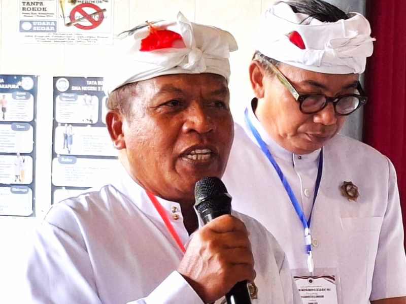 BEBERKAN PENTINGNYA AWIG-AWIG: Bendesa Madya Majelis Desa Adat Kabupaten Klungkung, I Dewa Made Tirta (kiri). (Dewa Ayu Pitri Arisanti)