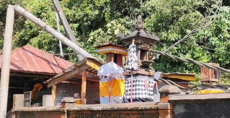 RUSAK PARAH : Pohon besar tumbang menimpa Pura Bukit Arca di Desa Wanagiri, Kecamatan Sukasada, Buleleng setelah hujan deras. (Foto: BPBD Kabupaten Buleleng untuk Radar Bali)