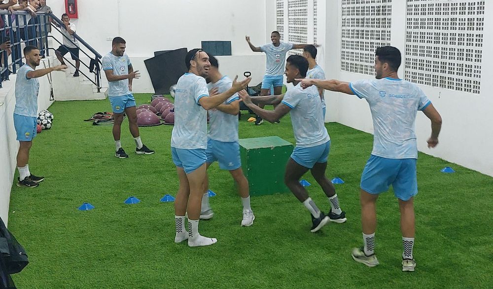 LATIHAN RINGAN - Pemain Persib melakukan latihan kering di GBLA jelang bertemu Bangkok United karena hujan deras.