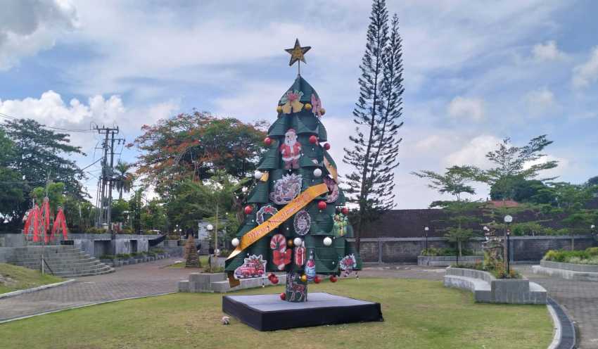 MEMANFAATKAN BARANG BEKAS : Pohon Natal berbahan drum bekas ditampilkan di Taman Perjuangan Singasana Kabupaten Tabanan. (juliadi/radar bali)