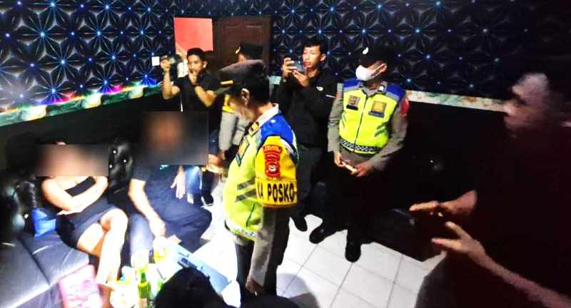 RAZIA TEMPAT DUGEM : Suasana razia tempat hiburan malam yang dilakukan Polres Tabanan jelang Natal dan Tahun Baru. (juliadi/radar bali)