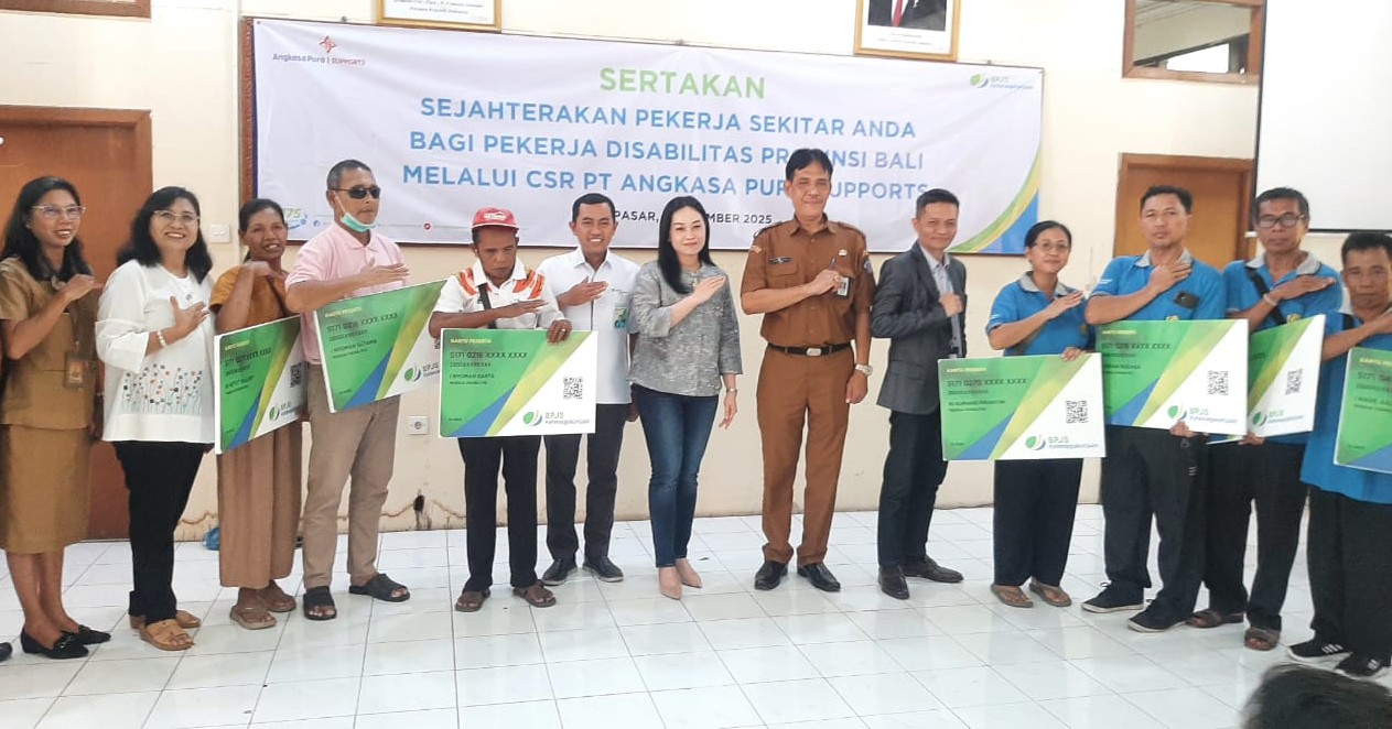 Plt Direktur Operasi PT APS, Shintauli Tinambunan (tengah) bersama pejabat BPJS Ketenagakerjaan,  para pekerja rentan/disabilitias di Kantor Dinas Sosial Bali di Renon, 1 Desember 2025