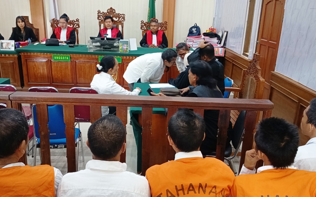 PIKIR-PIKIR: Para terdakwa didampingi penasihat hukumnya usai mendengarkan putusan majelis hakim PN Denpasar, Selasa (9/12).