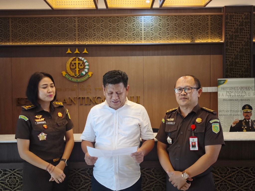 SAMPAIKAN PERKEMBANGAN: Pelaksana tugas (Plt) Kepala Seksi Penerangan Hukum (Kasi Penkum) Kejati Bali, Bebry, (tengah) saat menyampaikan data, Selasa (9/12/2025).
