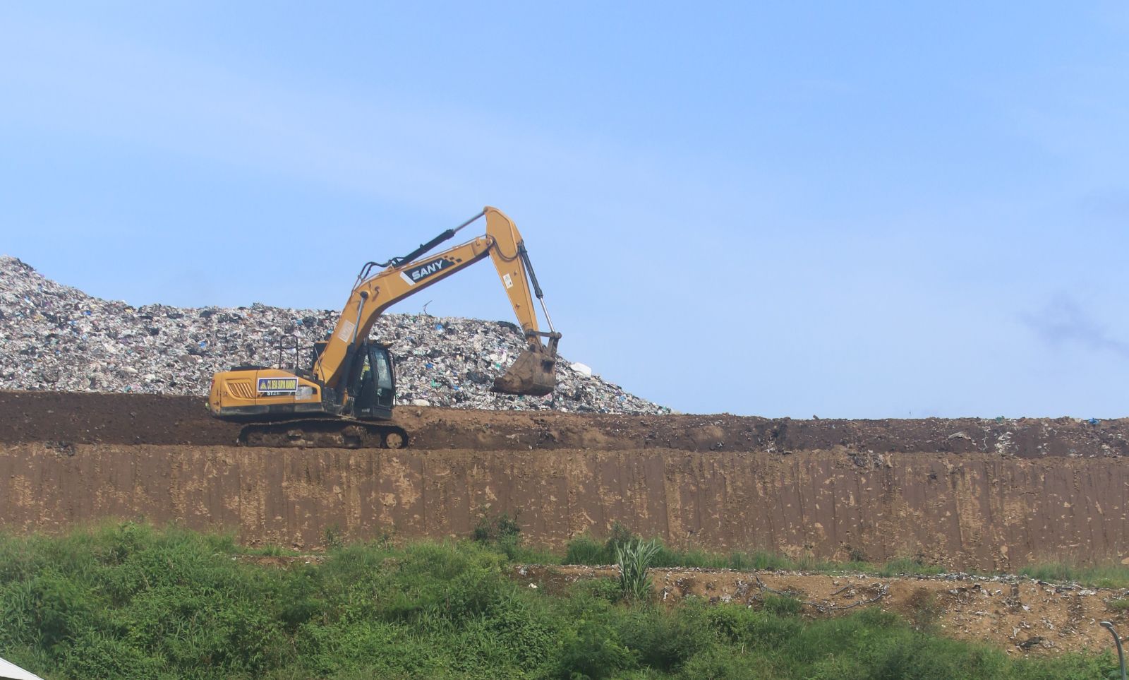 TUTUP OPEN DUMPING: Alat berat melakukan penutupan bagian atas sampah dengan tanah di TPA Suwung, 8 Desember 2025