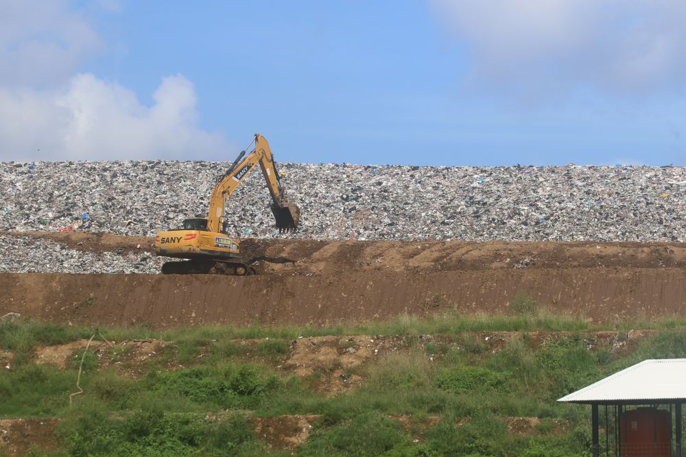 JADI LISTRIK: Alat berat melakukan penutupan bagian atas sampah dengan tanah di TPA Suwung, saat difoto Senin 8 Desember 2025