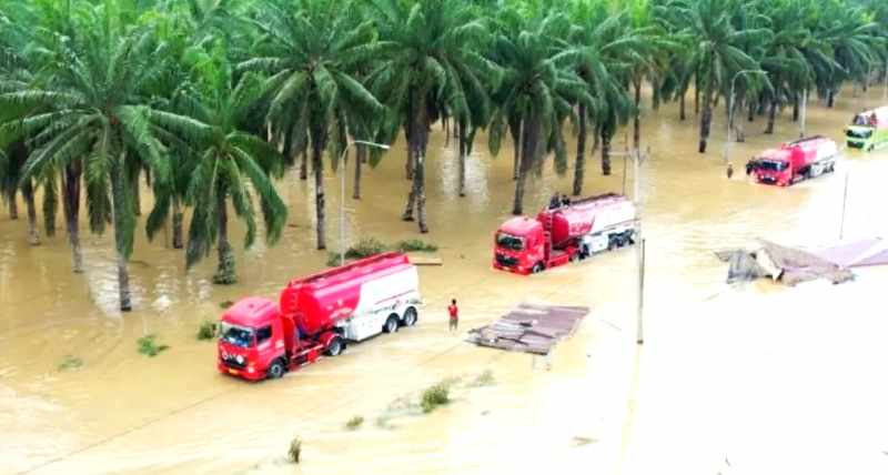 MENEMBUS BANJIR : Distribusi BBM Pertamina menembus banjir di Aceh-Sumatra. (Antara /Tim Media Prabowo)