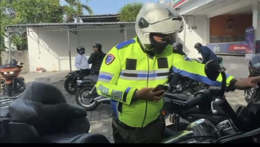 VIRAL: Seorang Rider Motor Harley-Davidson kenakan Jaket Dinas Polantas.