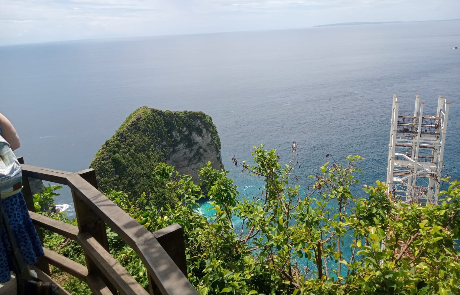 INGIN TUNTAS: Pekerjaan lift kaca di pantai Kelilingking Nusa Penida