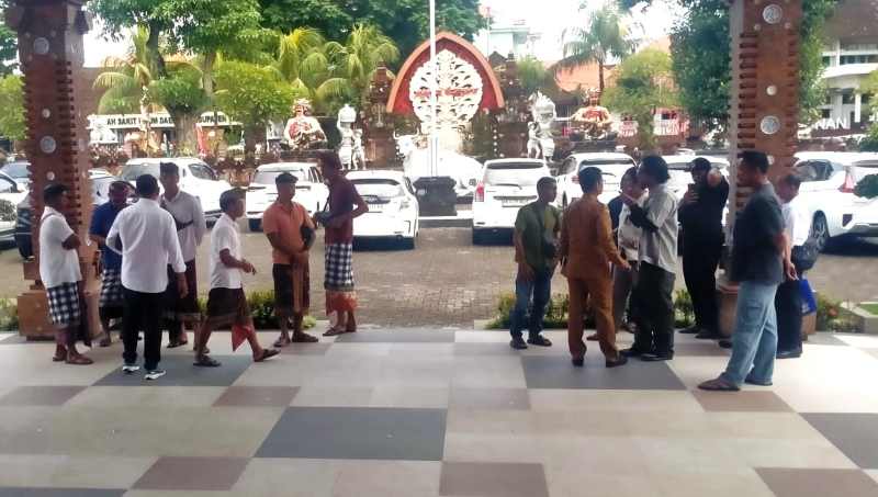 DATANG KE KANTOR BUPATI : Sejumlah petani, tokoh masyarakat, warga lokal dan pengusaha lokal yang menyampaikan aspirasi dengan bertemu langsung Bupati Tabanan I Komang Gede Sanjaya. (juliadi)