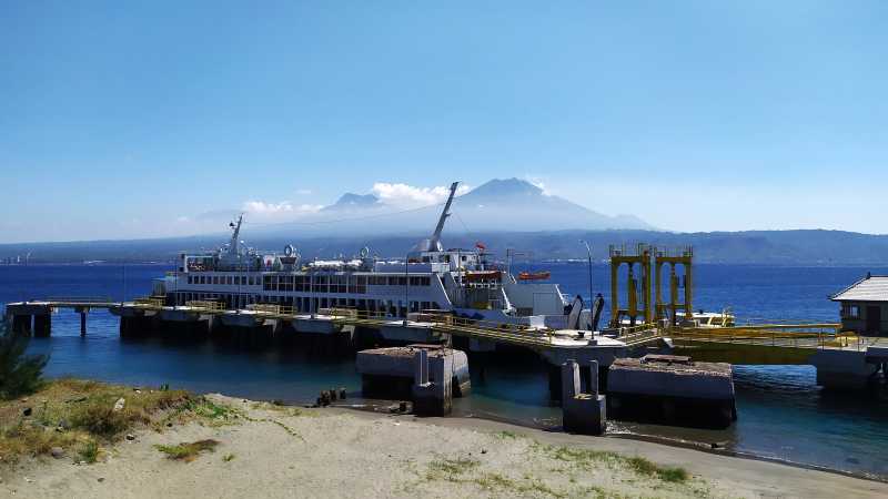 BAKAL RAMAI AKHIR TAHUN : Suasana aktivitas di Pelabuhan Gilimanuk jelang angkutan libur panjiang akhir tahun. (M.Basir/Radar Bali)