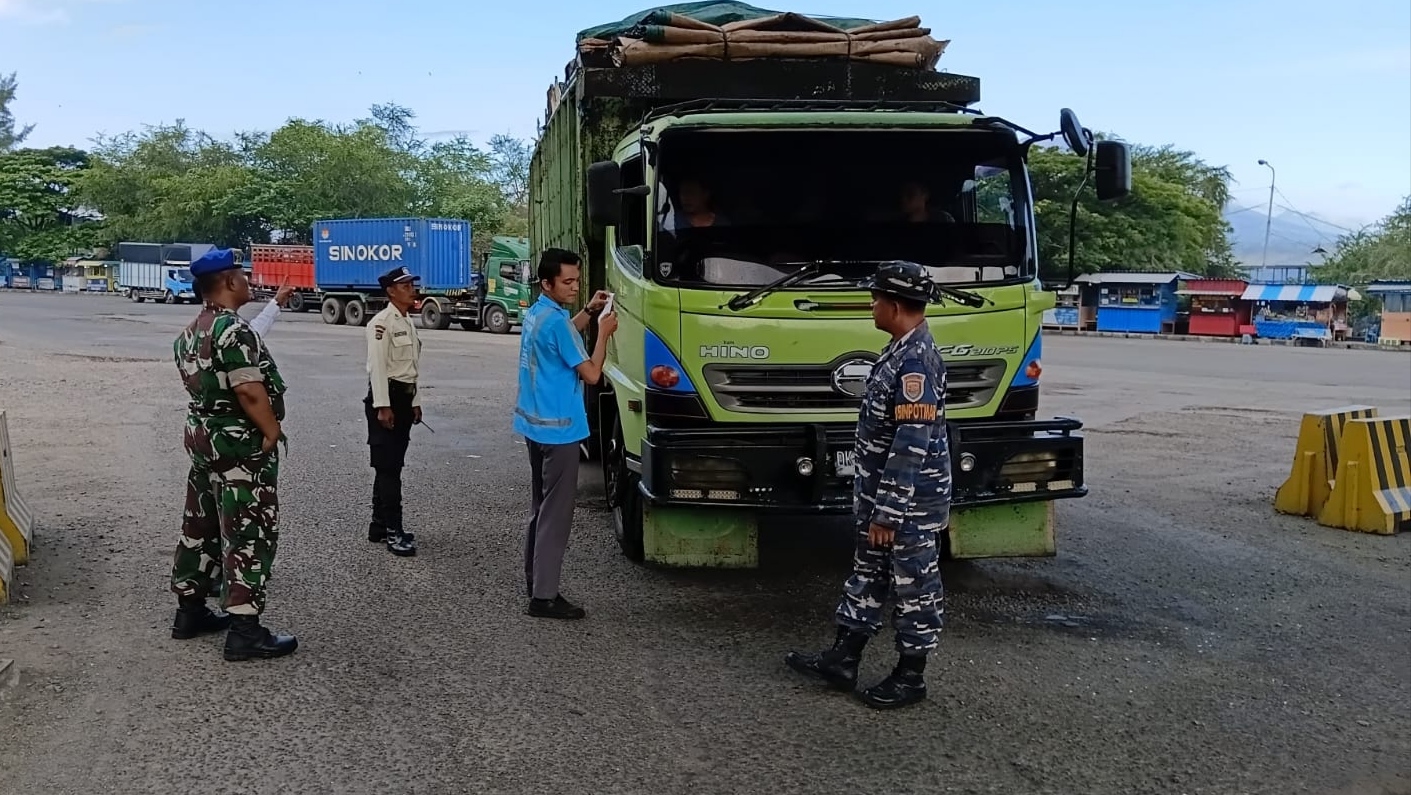 PERIKSA KENDARAAN : Polisi melakukan pemeriksaan kendaraan di Pelabuhan Gilimanuk beberapa waktu lalu. (foto: M.Basir/Radar Bali)