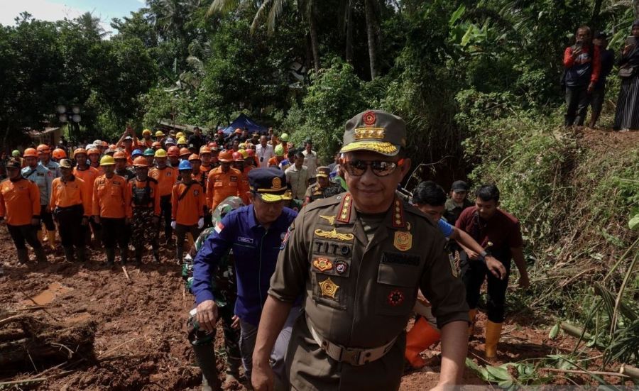 Menteri Dalam Negeri Tito Karnavian saat di lokasi bencana banjir
