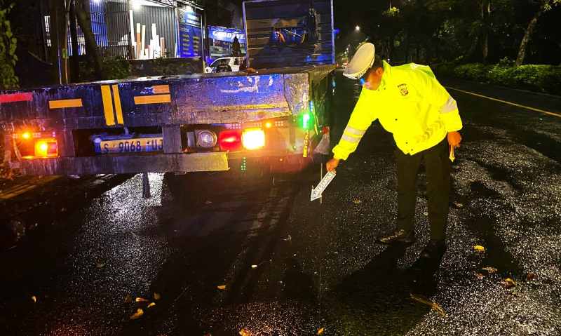 GELAR OLAH TKP: Olah tempat kejadian perkara motor tabrak truk mogok(foto:Satlantas Polres Jembrana)