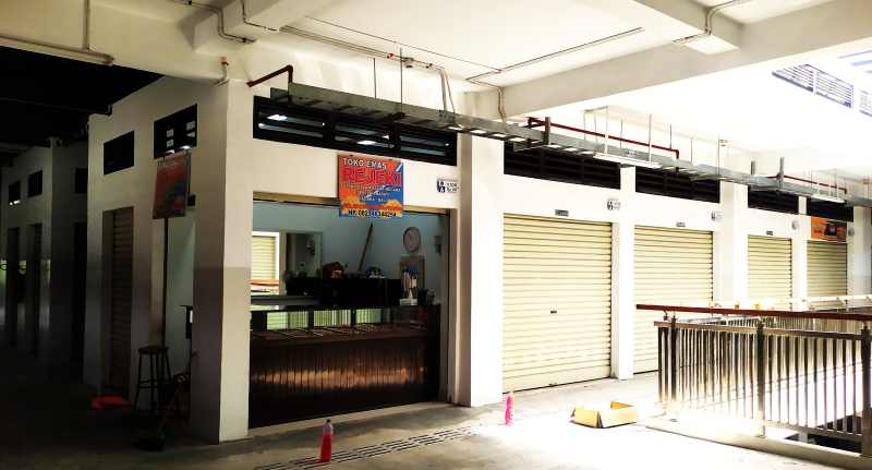 MASIH BANYAK TUTUP : Sejumlah kios di lantai 2 gedung A masih banyak yang tutup. (M.Basir/Radar Bali)