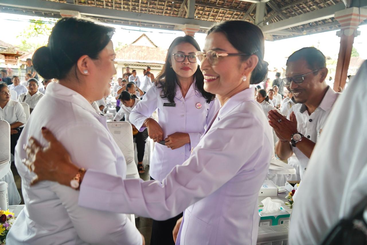Ketua Tim Pembina Posyandu Kabupaten Klungkung, Ny. Eva Satria (kanan) di Balai Banjar Adat Pau, Desa Tihingan, Banjarangkan, Klungkung, Selasa (9/12).
