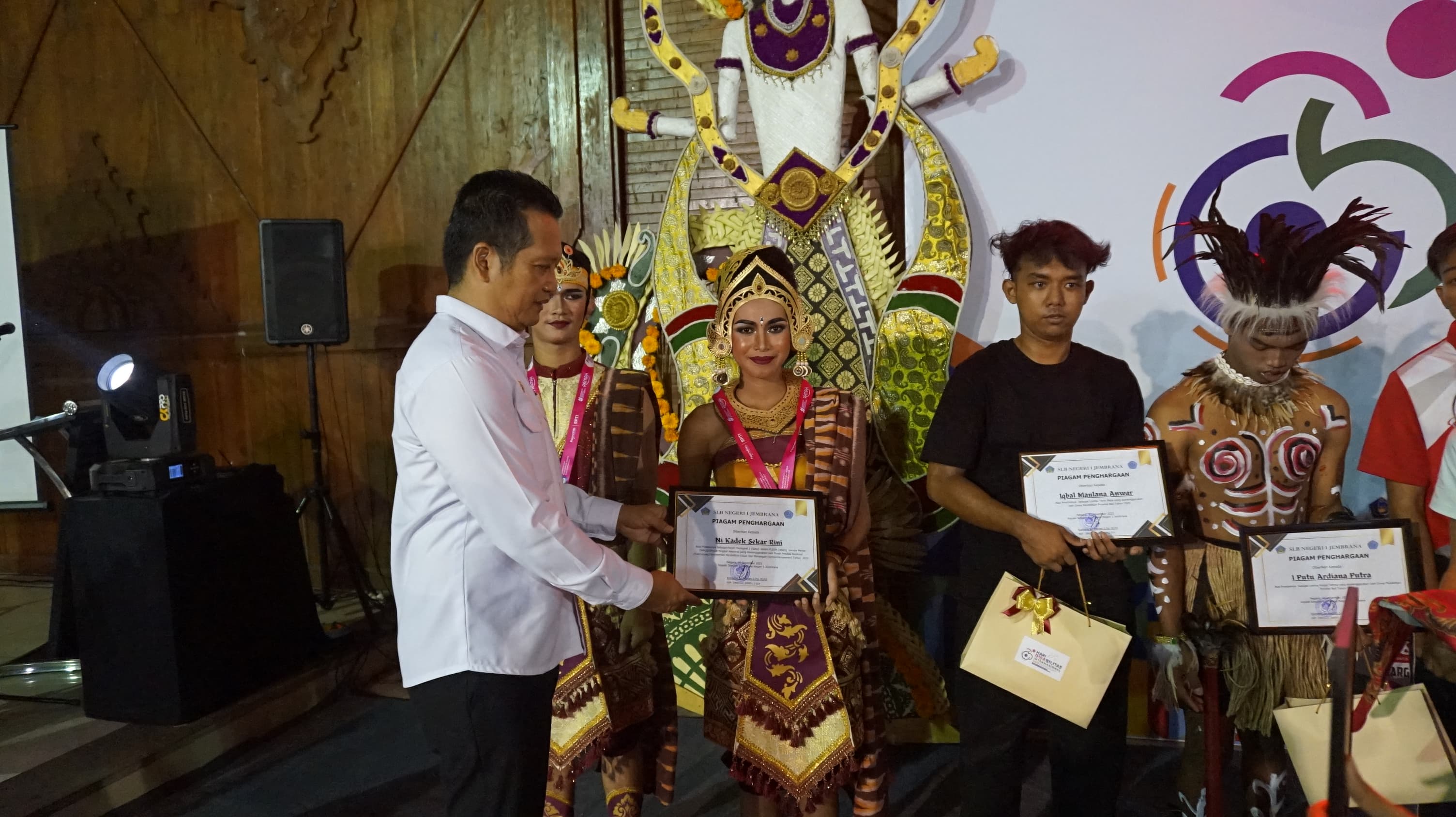 Bupati Jembrana I Made Kembang Hartawan bersama penyandang disabilitas.
