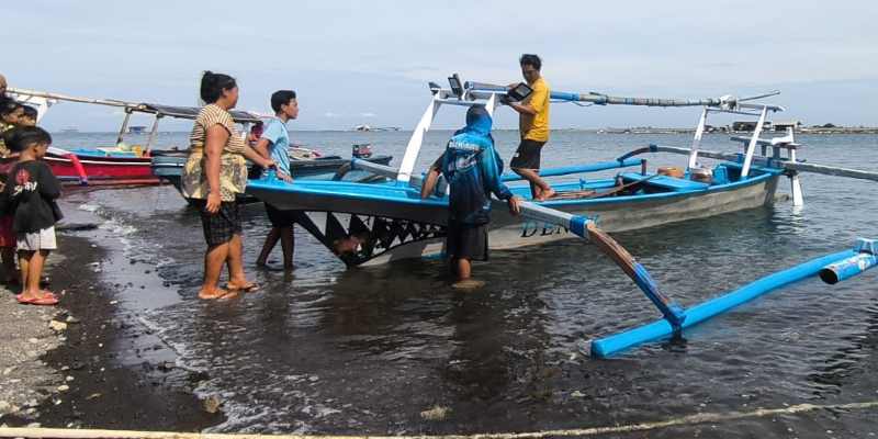 HEBOHKAN WARGA : Upaya pencarian tiga orang nelayan asal Desa Sumberkima, Kecamatan Gerokgak dan akhirnya ditemukan di perairan Seririt, Kecamatan Banjar.(Istimewa)