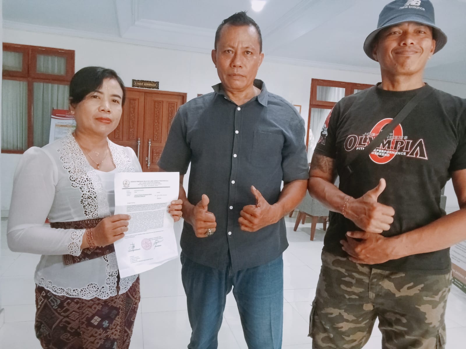 MENGADU: Ketua LSM Jarrak Jembrana, Dian Risdianto bersama Sekretaris I Putu Sumadi Erlangga, SE, saat menyerahkan laporan di DPRD Jembrana, Kamis 4 Desember 2025.