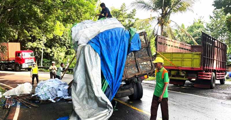 MACETKAN JALAN: Kondisi truk bermuatan kertas yang overload melintang di tengah Jalan Denpasar-Gilimanuk juga picu kemacetan. (Istimewa)