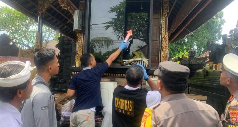 SELIDIKI KEJADIAN : Suasana aparat Kepolisian Polsek Kediri Tabanan yang melakukan olah TKP di Pura Desa Kaba-Kaba, Kediri Tabanan.( Foto/Juliadi)