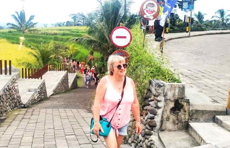 TERANCAM SEMAKIN SEPI : Suasana kunjungan wisatawan asing di Kawasan wisata Jatiluwih , Tabanan. (foto:juliadi)