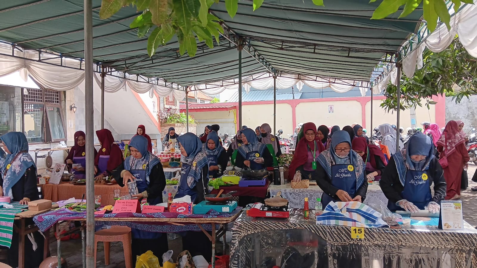 EKONOMI UMAT: Suasana Gebyar FKMTI 2025 yang berlangsung di Masjid IKMS Al Muhajirin, Jl. Gunung Lebah Denpasar