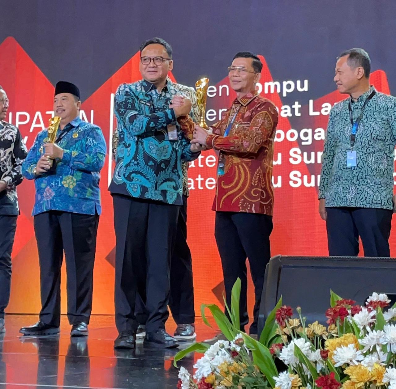Bupati Klungkung I Made Satria menerima penghargaan Kemendagri dalam Inovatif Goverment Award 2025 di Hotel Kempinski Grand Ballroom Jakarta, Rabu (10/12