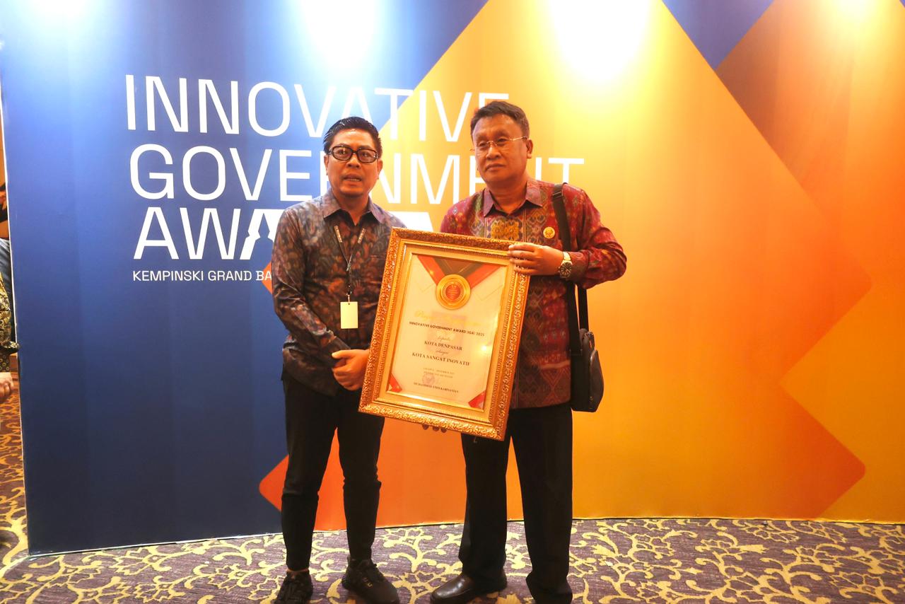 Wakil Walikota Denpasar I Kadek Agus Arya Wibawa (kiri) menerima penghargaan untuk Pemkot Denpasar oleh Kemendagri di Ballroom Hotel Kempinski, Jakarta Pusat, (Rabu 10/12).