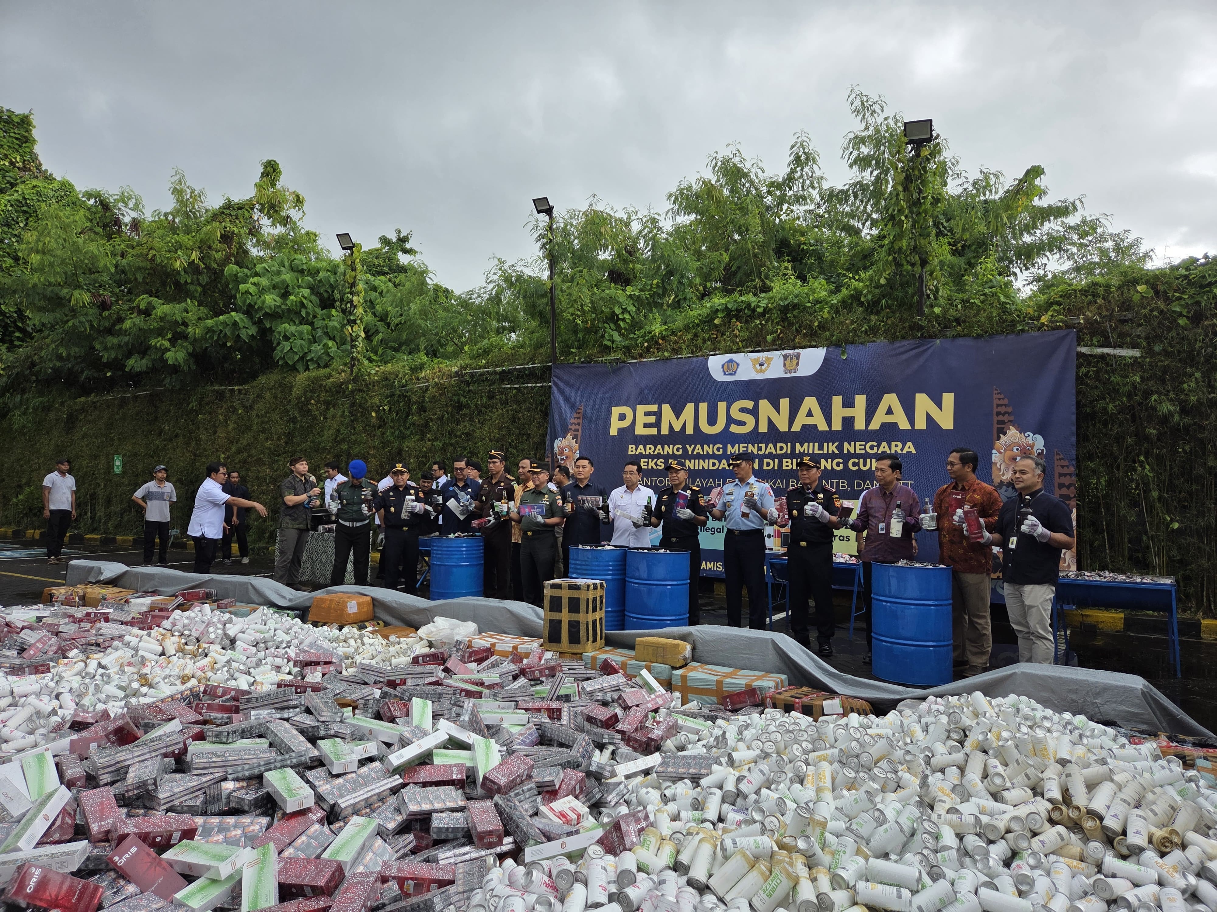 BARANG ILEGAL: Proses pemusnahan barang sitaan di halaman depan Kantor Kantor Wilayah DJBC Bali, NTB, dan NTT, jalan Airport Ngurah Rai, Tuban, Kuta, Kamis (11/12/2025). (Marsellus Pampur/Radar Bali)