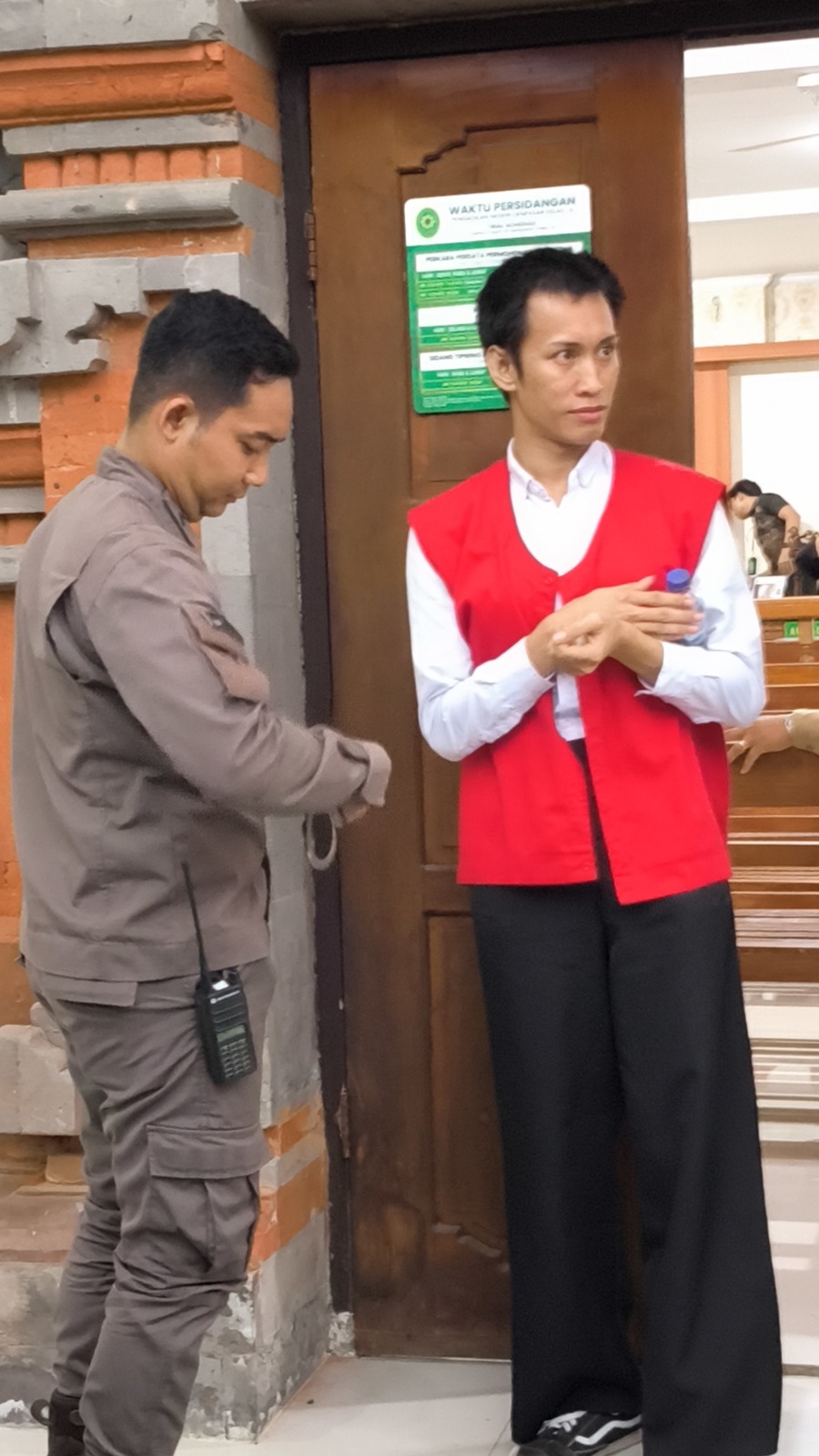 NEKAT: Terdakwa April Jumadil Awal alias Laura (kanan( saat sidang kasus pembakaran di PN Denpasar, Kamis (11/12/2025).