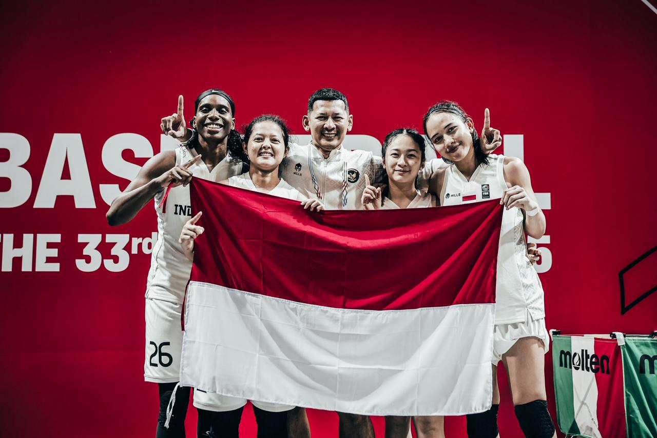 Dari kiri, Kimberley Pierre-Louis, Agustin Elya, Coach Fandi Andika Ramadhani,  Evelyn Fiyo & Dewa Ayu Made Sriartha di Stadion Nimibutr, Bangkok, Kamis (11/12/2025). (Foto: Ariya Kurniawan/Perbasi)