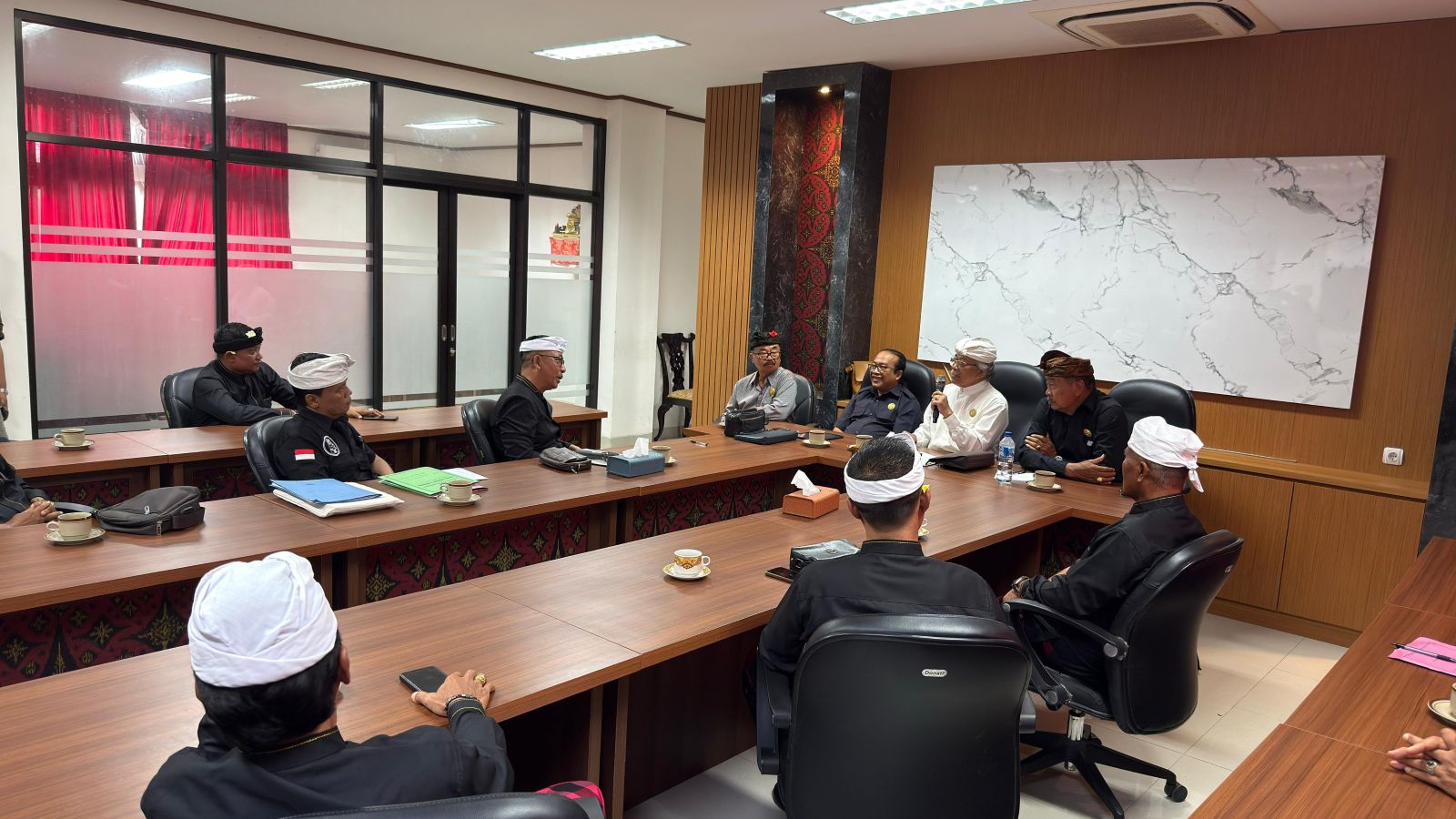 Sejumlah warga adat Banyuasri Buleleng saat dialog mempertanyakan posisi ngdegang Desa Adat di kantor MDA Bali, Rabu 10 Desember 2025.