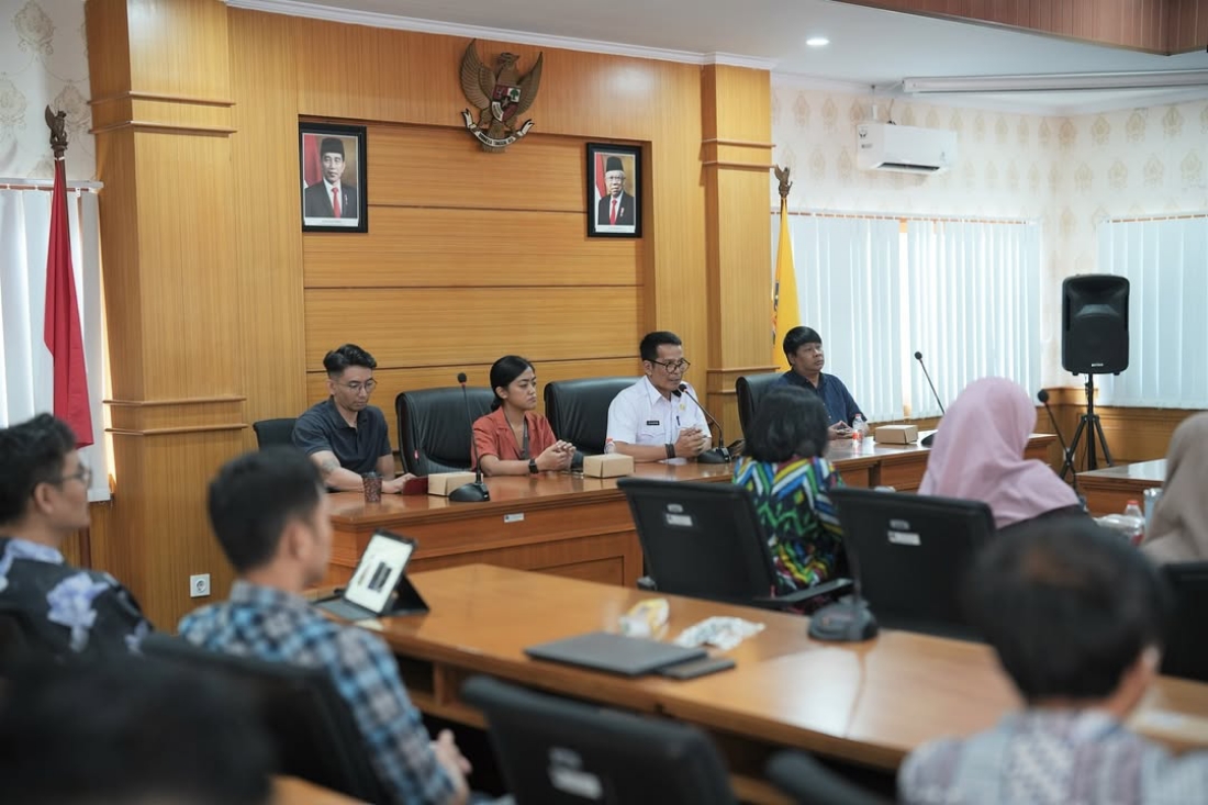Rucira & Co hadir sebagai agensi kreatif dari Seminyak, Bali, yang fokus membantu bisnis membangun identitas digital yang autentik, estetik, dan berkarakter.