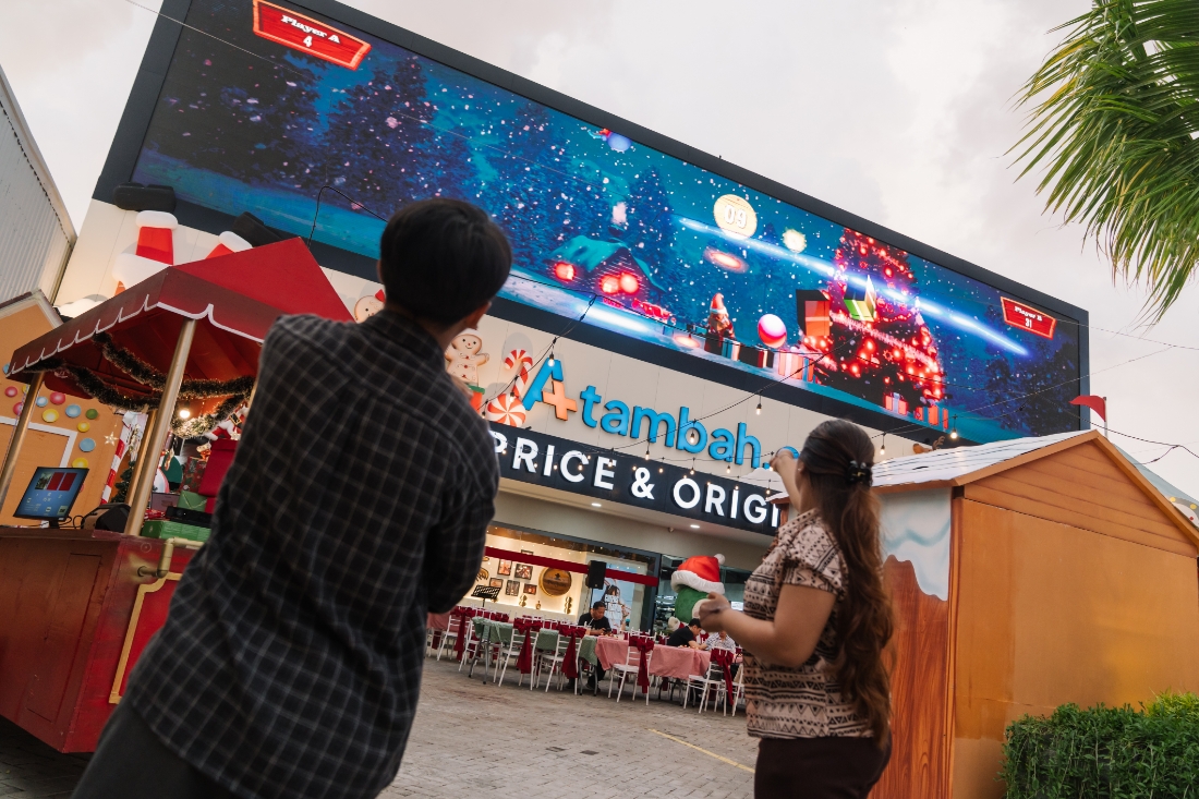 INTERAKTIF: videotron Atambah menjadi pusat perhatian di jalan Sunsetroad, Kuta.