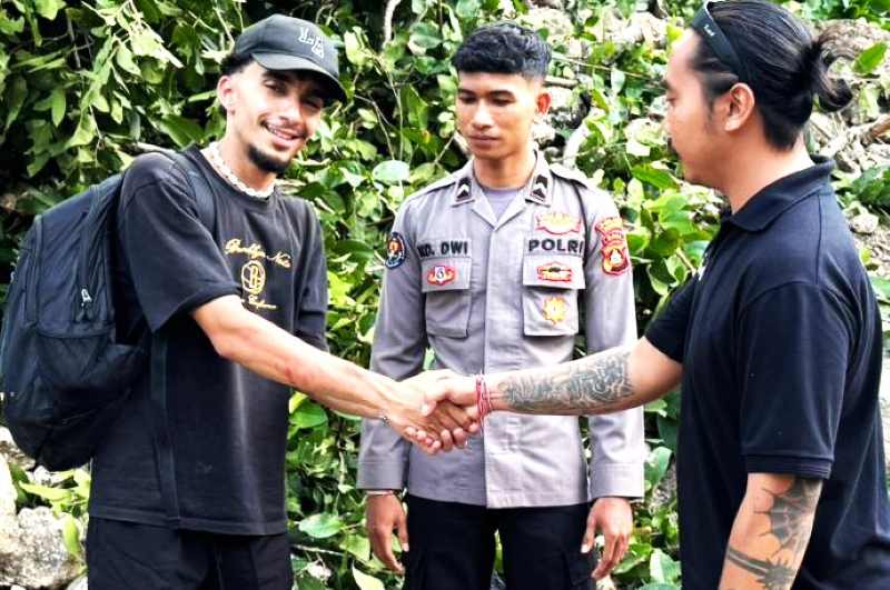 COWOK MANJA : Pelancong asal Rusia (kiri) dibujuk polisi dan didamaikan dengan penebang pohon setelah ngambul kejatuhan ranting. (Foto: Polsek Nusa Penida)
