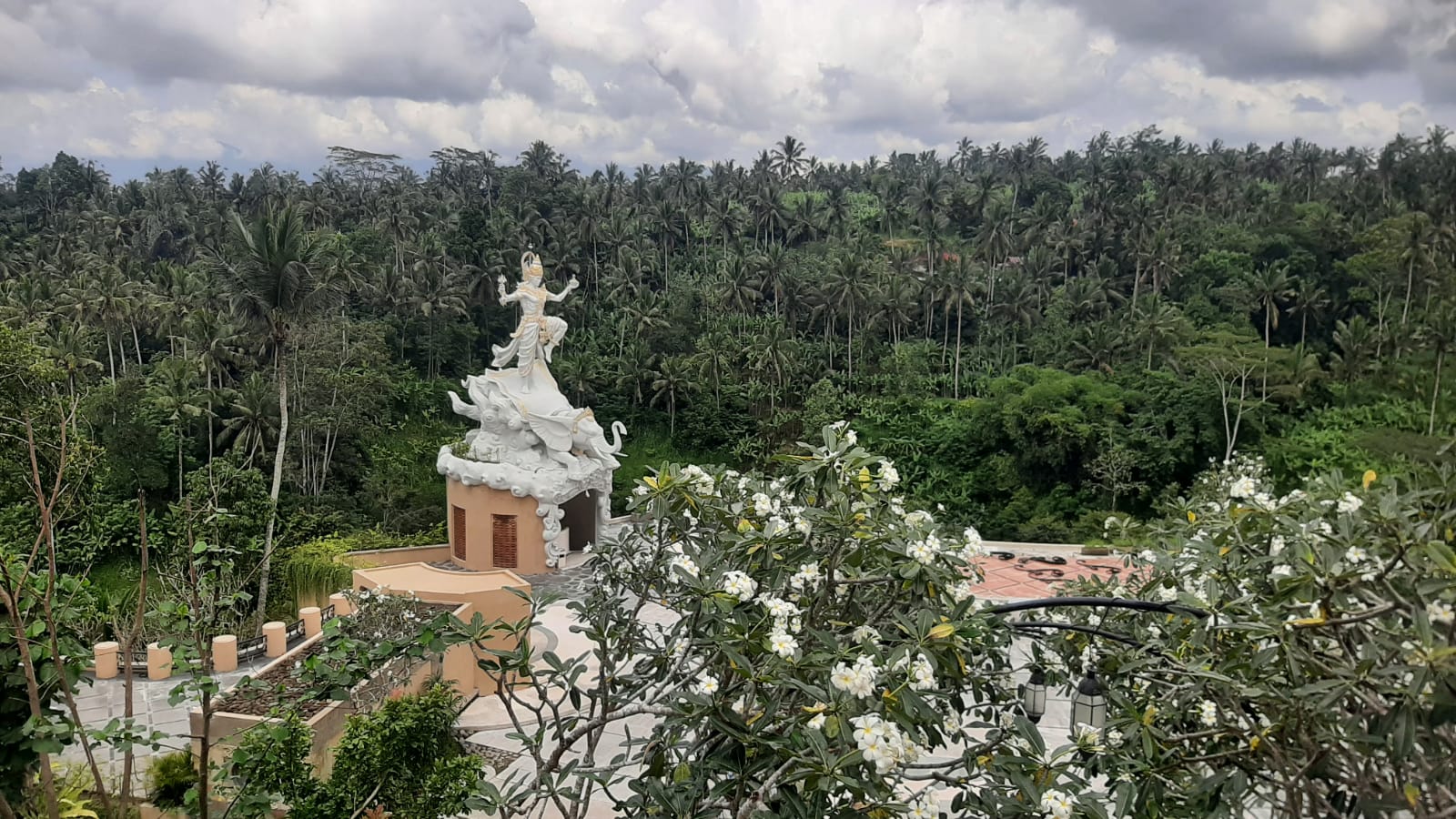 CITRA ALAMI: Patung Dewa Indra dengan kendaraannya Gajah berdiri ditengah taman Sanggraloka Ubud yang alami.