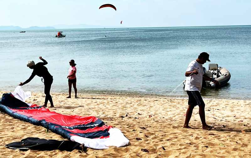 LATIHAN DULU : Atlet Bali, I Wayan Wiranatha (kiri) dan pelatih sekaligus Ketua Porlasi Bali, Astika Oye, mempersiapkan alat sparing latihan dengan atlet negara lain di Thailand.(Foto Porlasi Bali)