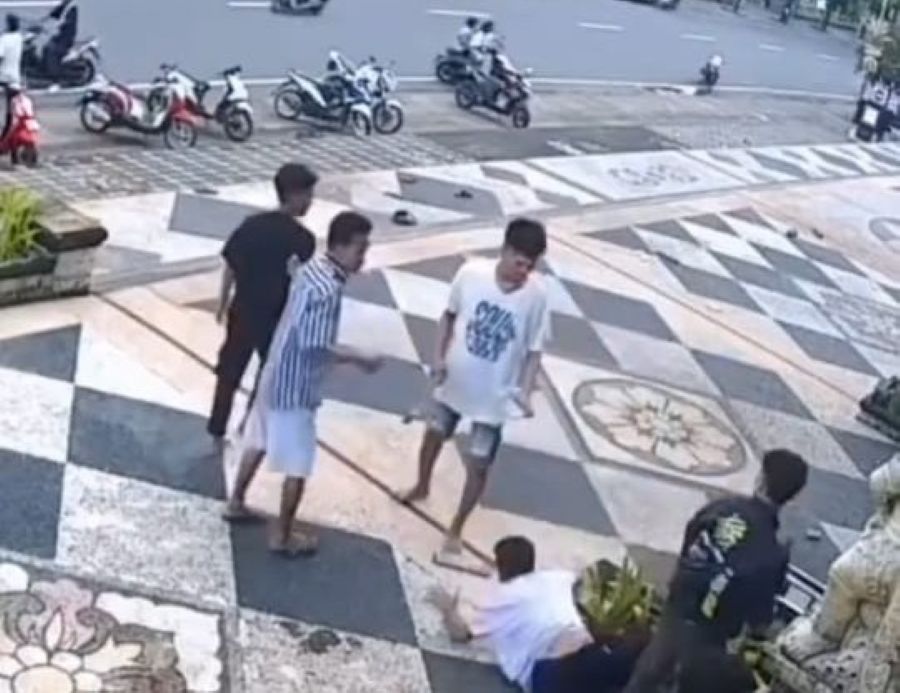 PENGEROYOKAN: Bentrok antara pelajar dan sejumlah pemuda di jalan dewi Sri Kuta yang viral di sosmed.